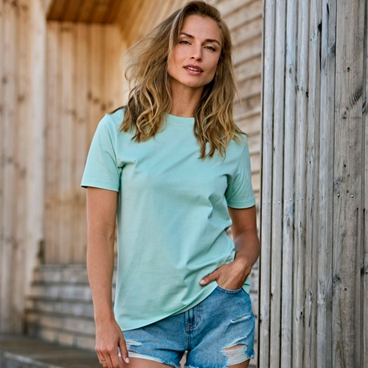 tee jays urban luxury tee mintun vihreä unisex t-paita naisen päällä