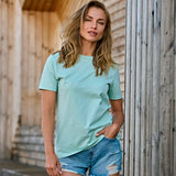 tee jays urban luxury tee mintun vihreä unisex t-paita naisen päällä